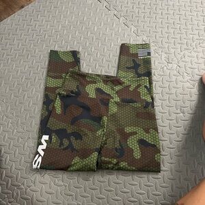 WSI women’s green camo compression leggings medium